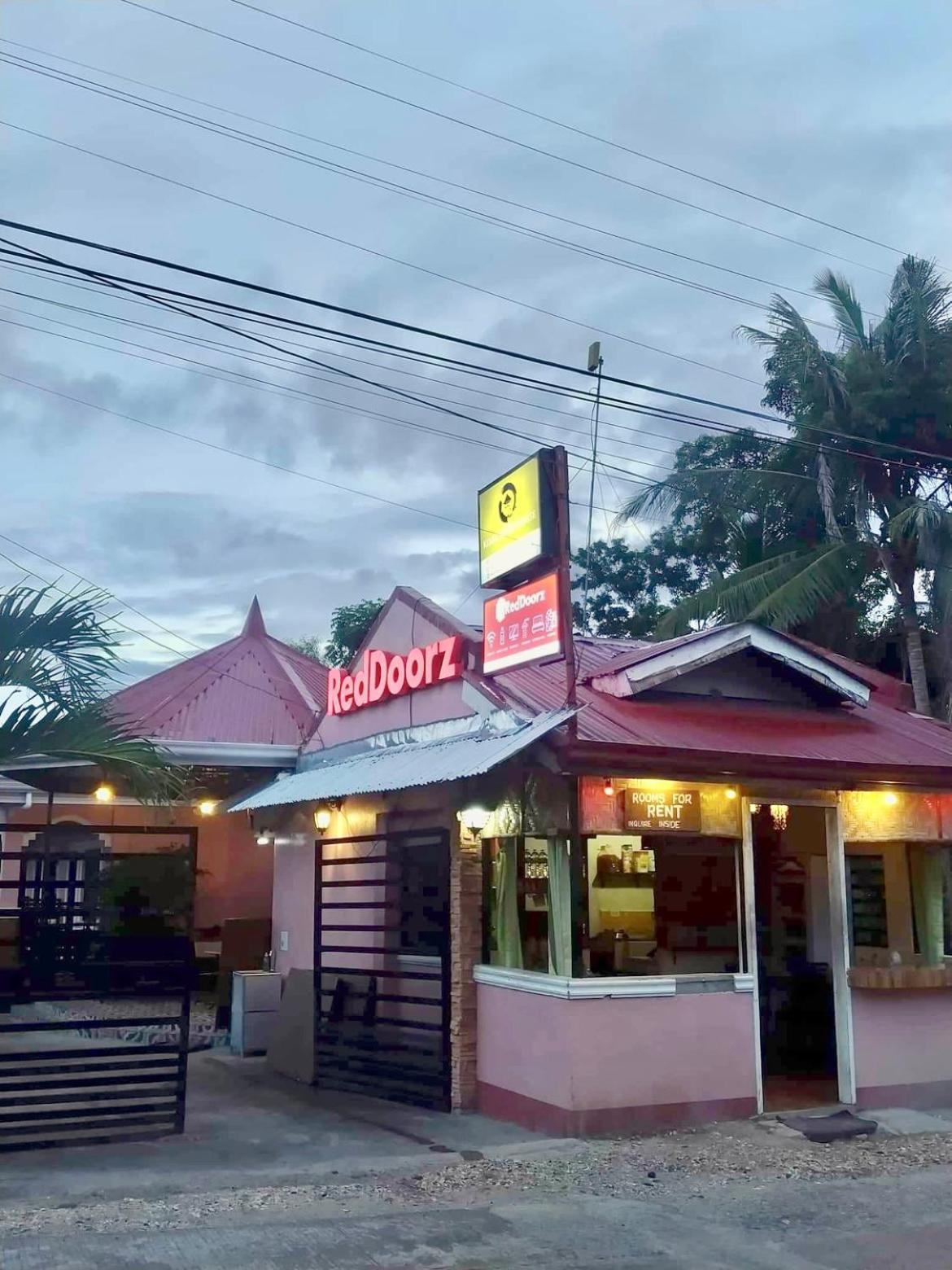 RedDoorz @ Kojie Guest House Moalboal Exterior foto